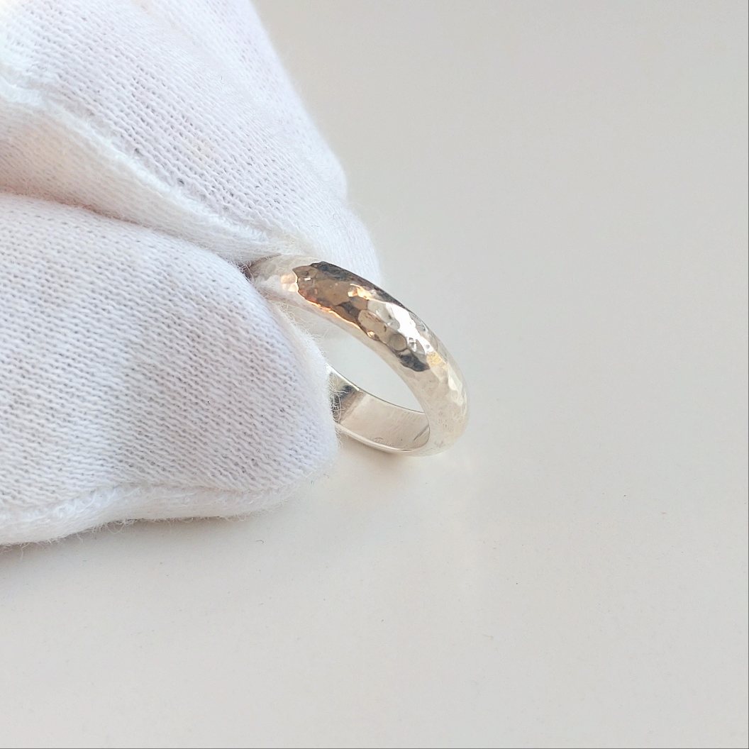 日常使いにピッタリ👌スタンダードな槌目シルバー甲丸リング💍